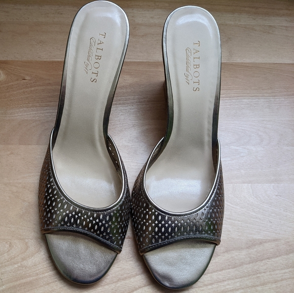 Sandals - Picture 2 of 3